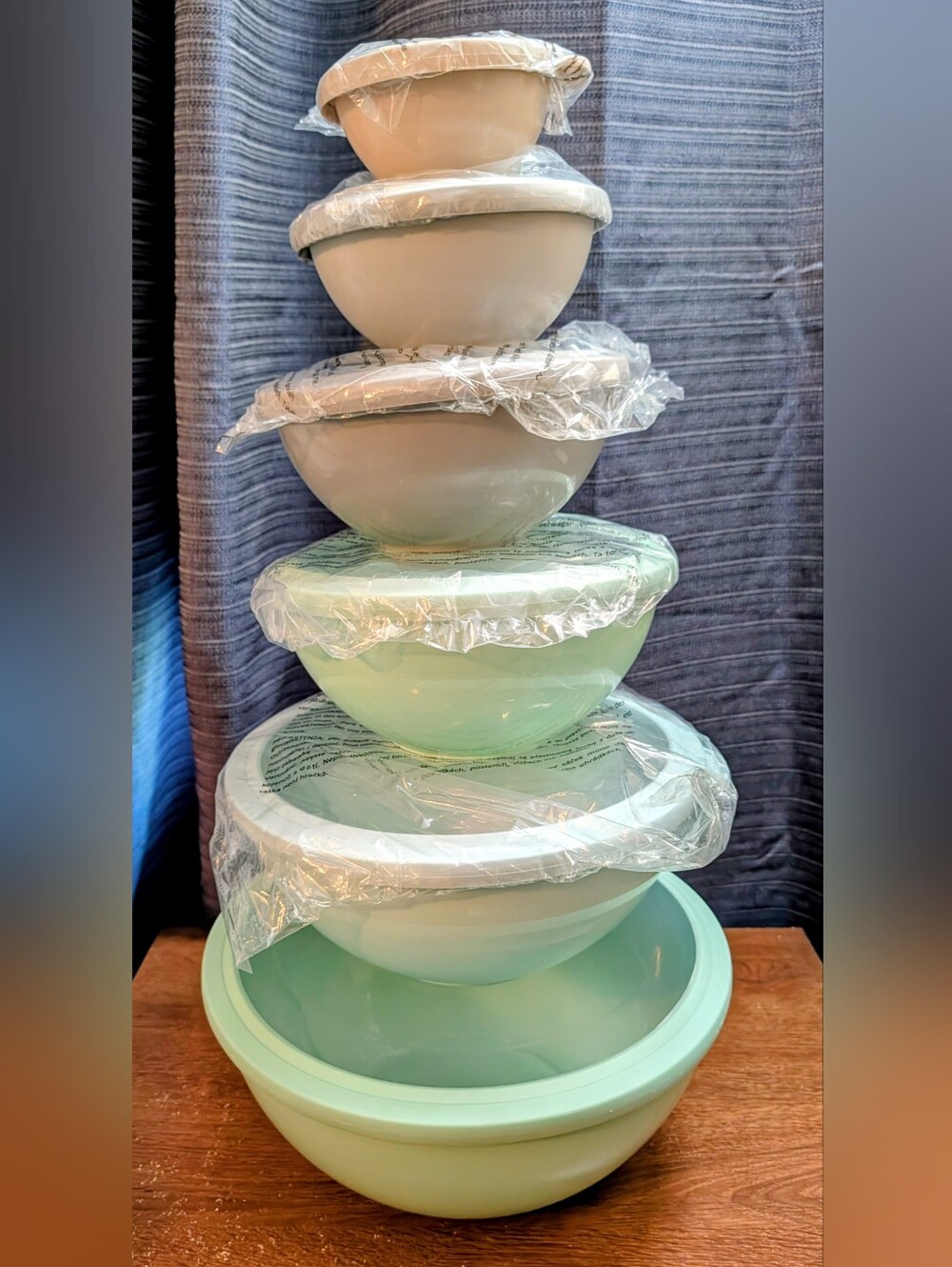 Set of 5 Nesting Mixing Bowls in Ombre Mint To Light Gray-lids Included